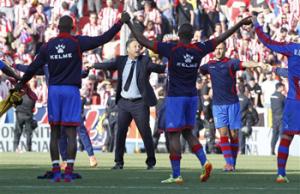 Levante's coach Joaquin Caparros and his players celebrate their victory against Atletico de Madrid at theCiutat de Valencia stadium in Valencia, Spain, on Sunday, May 4, 2014.