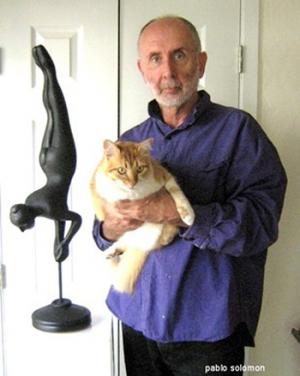 Pablo Solomon with his cat, and one of his sculpture